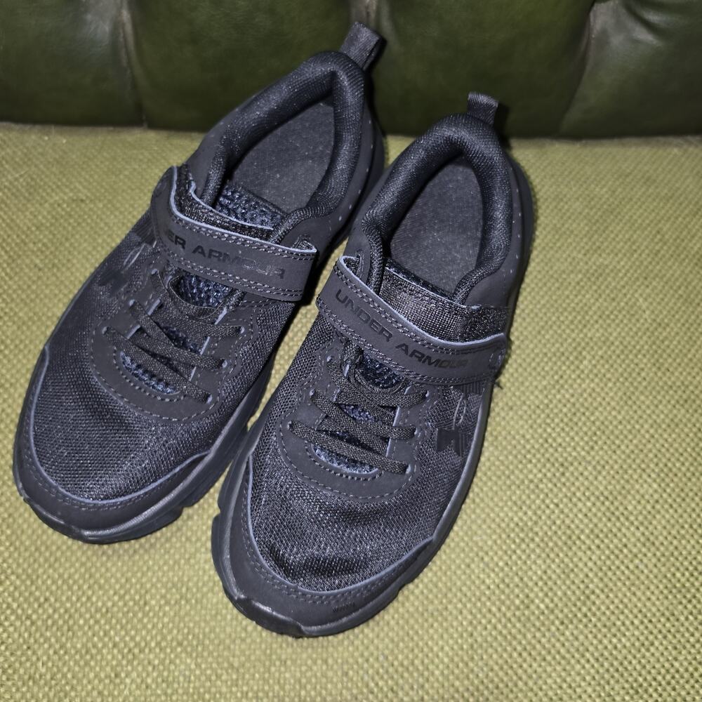 Under Armour Boys Size 2Y shoes Black NIP